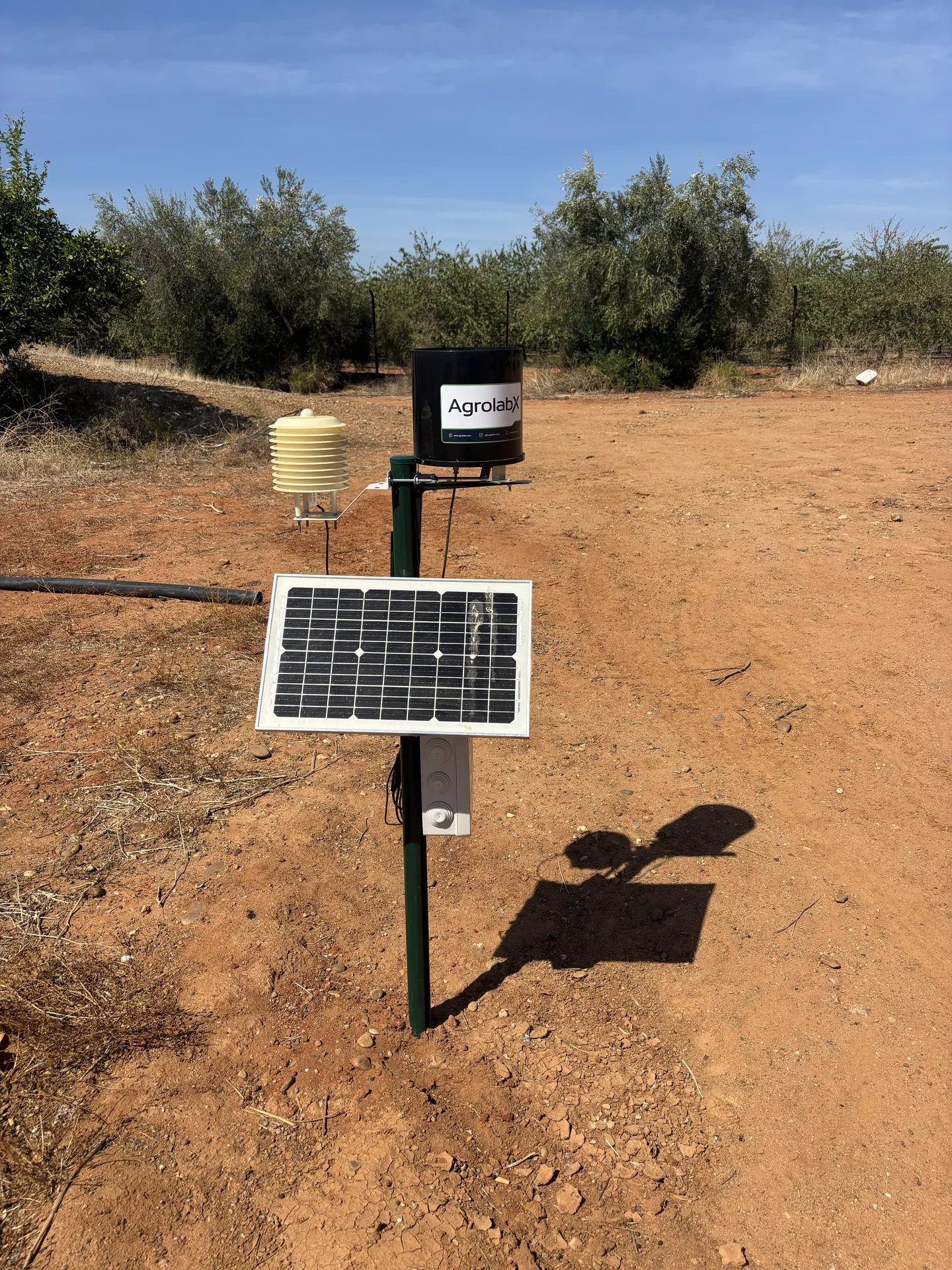 Estación meteorológica de AgrolabX con panel solar instalada en finca